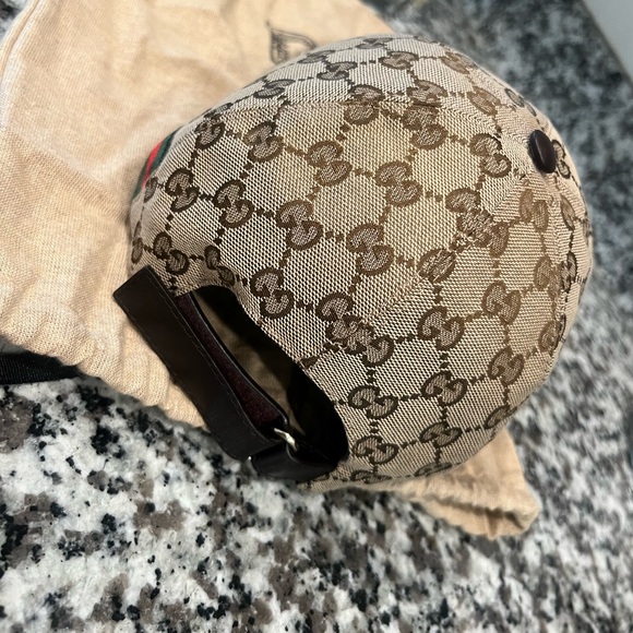 Gucci cap for sale, worn 1x in absolutely amazing condition w/ all accessories. - Picture 4 of 6